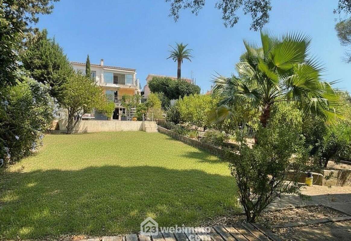Jardin paysager au calme avec belle vue dégagée. - Appartement à FREJUS
