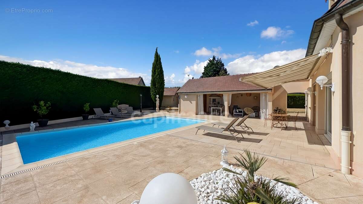 À 5 minutes de Chalon-sur-Saône (71) ​Superbe Villa de 200 m² double garage et dépendance Parc de 1 800 m² Piscine & Pool House  - photo 24