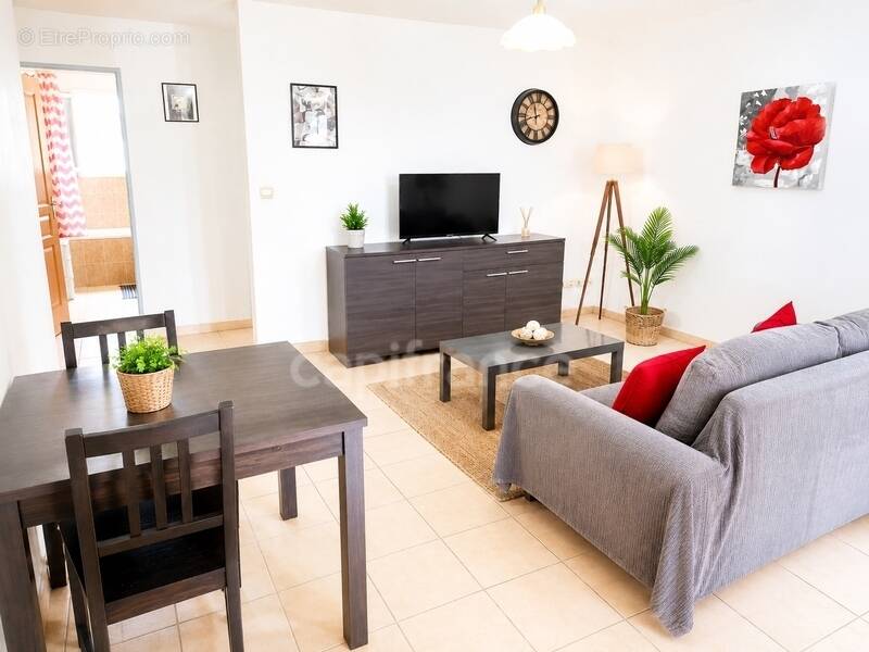 T3 meublé avec terrasse à Agde, quartier Les Cayrets. Résidence sécurisée, 2 parkings privés, commerces à pied et plages à 2 km. - photo 1