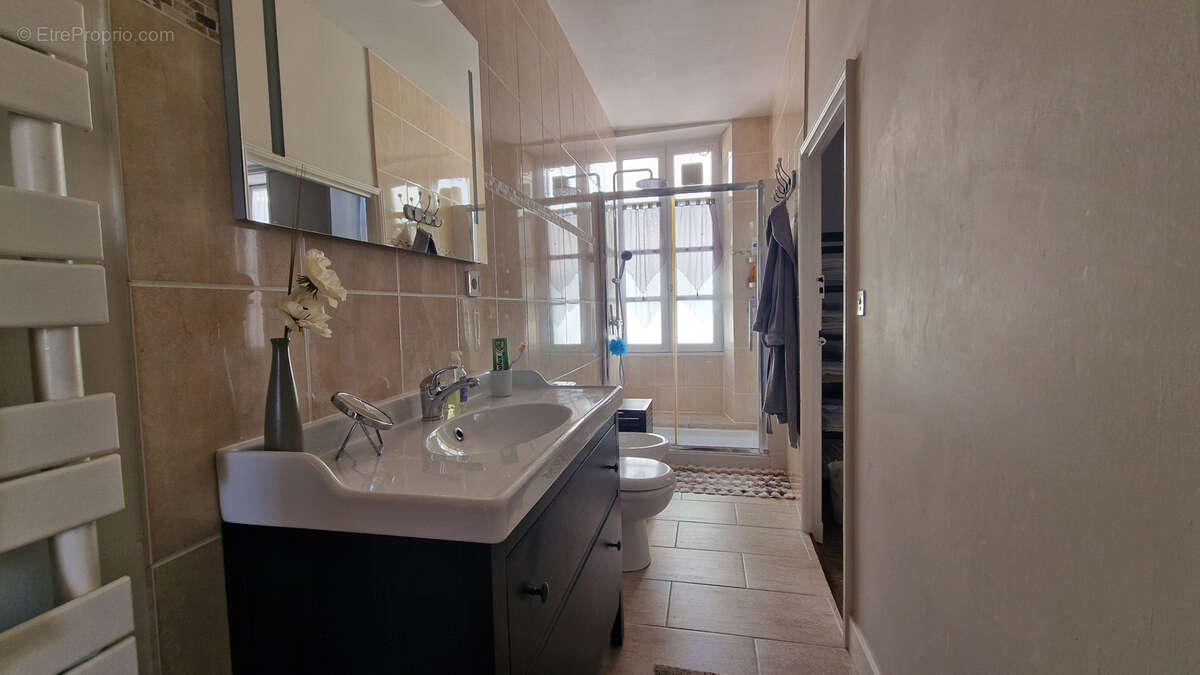 Maison à VILLEBOIS-LAVALETTE