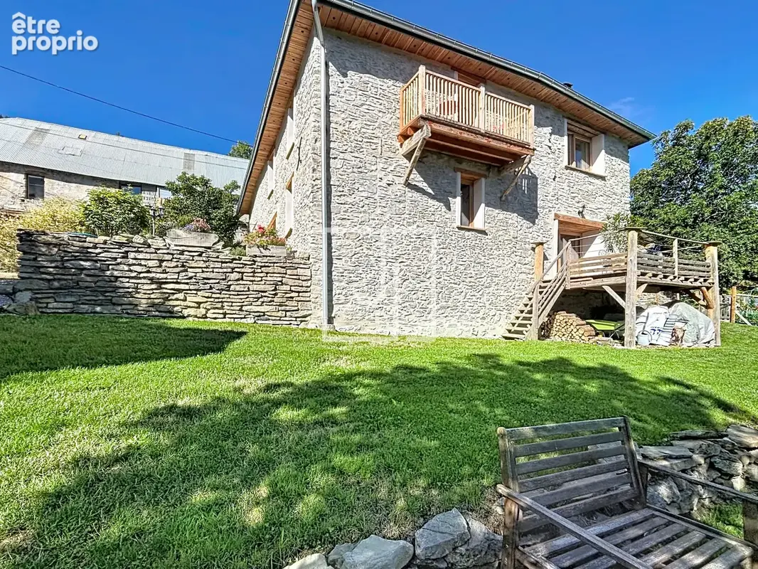 Ancien corps de ferme rénové avec dépendances et 3 400 m2 de terrain - photo 4