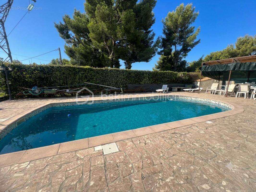 OLLIOULES – FAVEYROLLES - Maison familiale T9 de 160 m² avec annexes, piscine et terrain de 2 000 m² - photo 4
