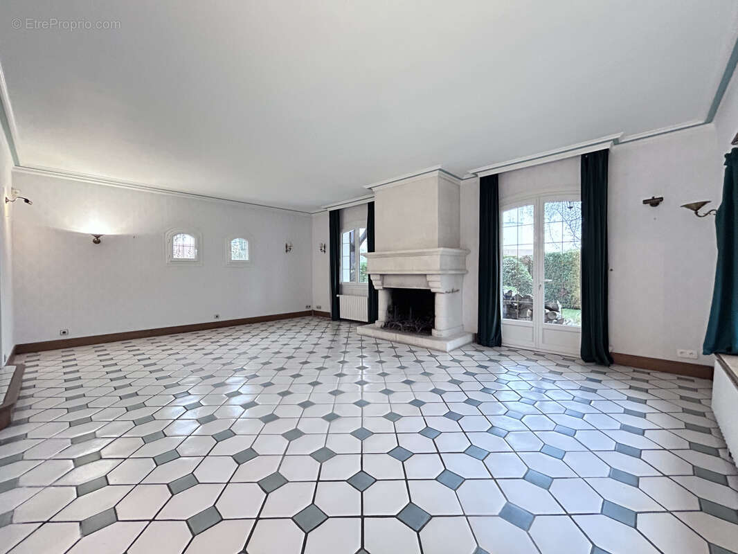 Maison à SAINT-ETIENNE-DU-ROUVRAY