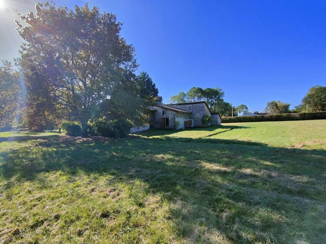 Maison à SAINT-MORILLON