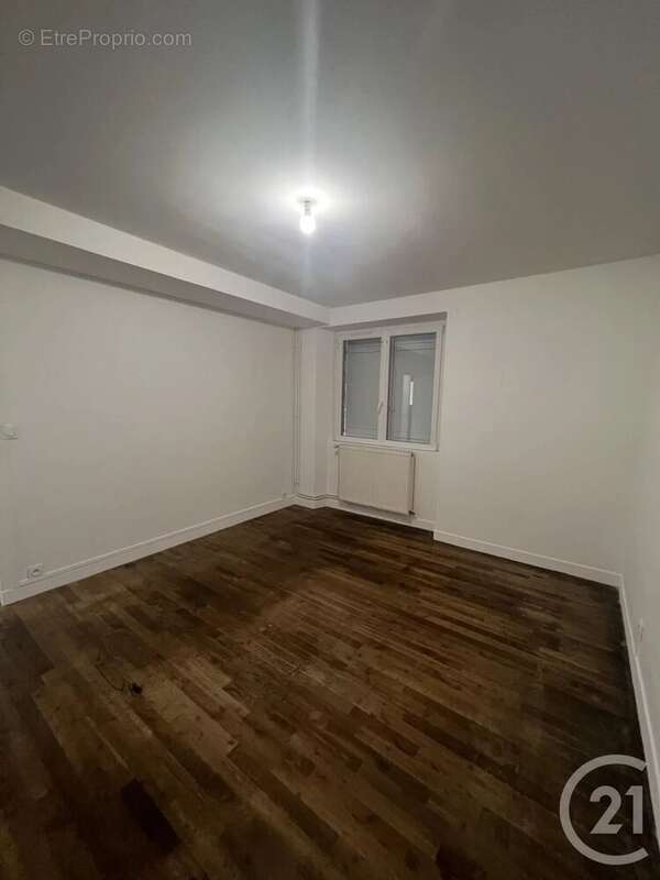 Maison à SAINT-CYR-LE-GRAVELAIS