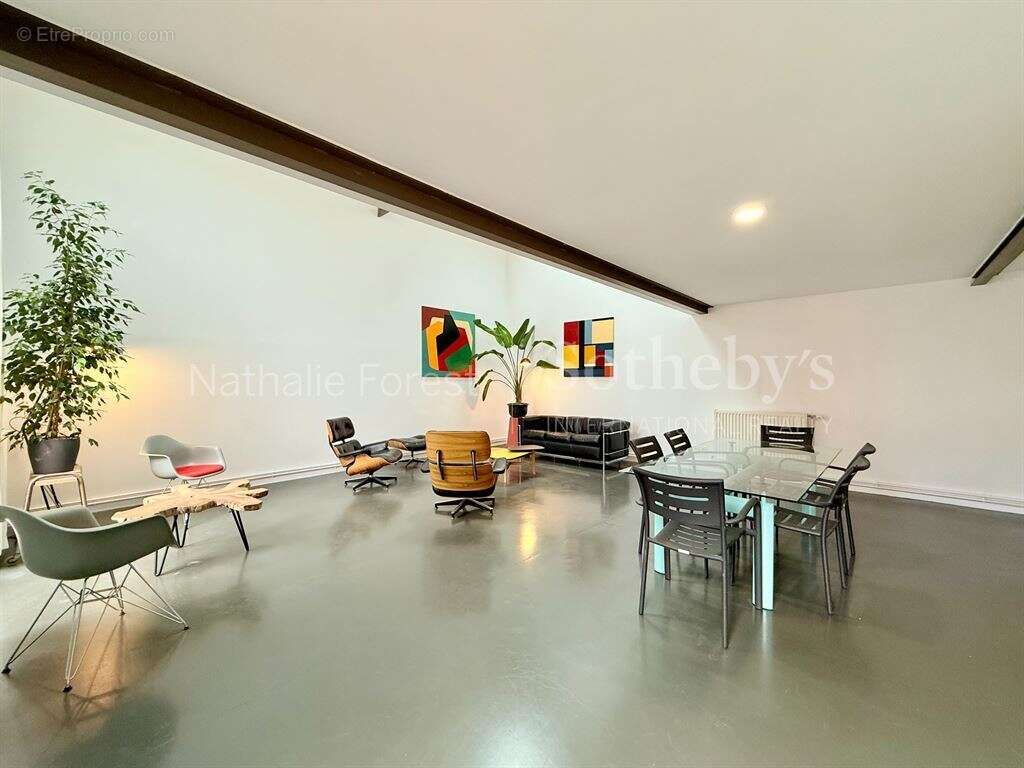 Vieux lille / rue de metz / rare t4 en duplex aux volumes hors normes ! - photo 4