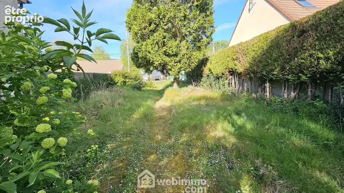 Venez découvrir ce beau terrain plat.