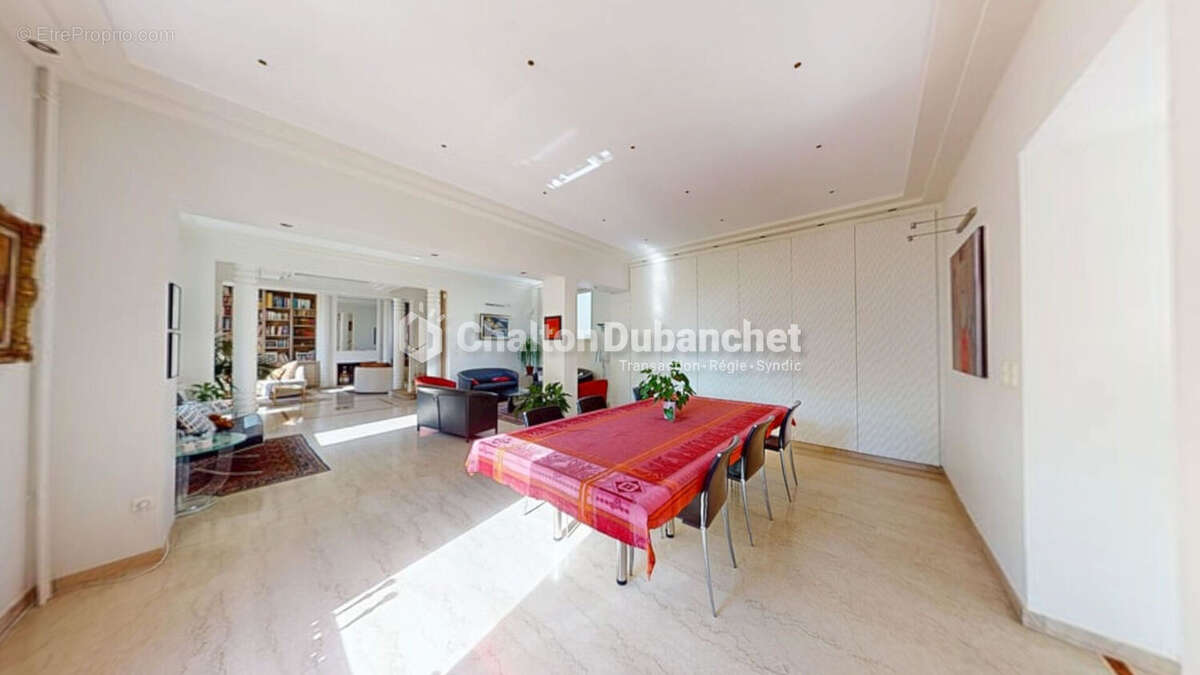 RIORGES (42) - Superbe Maison de Maître avec Parc Arboré, Piscine et Dépendances - photo 8