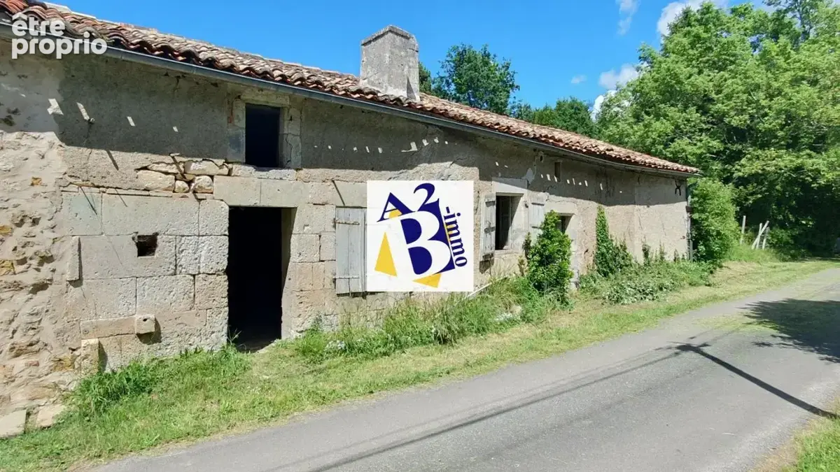 Charras, maison à rénover, terrain 8000m² - photo 1