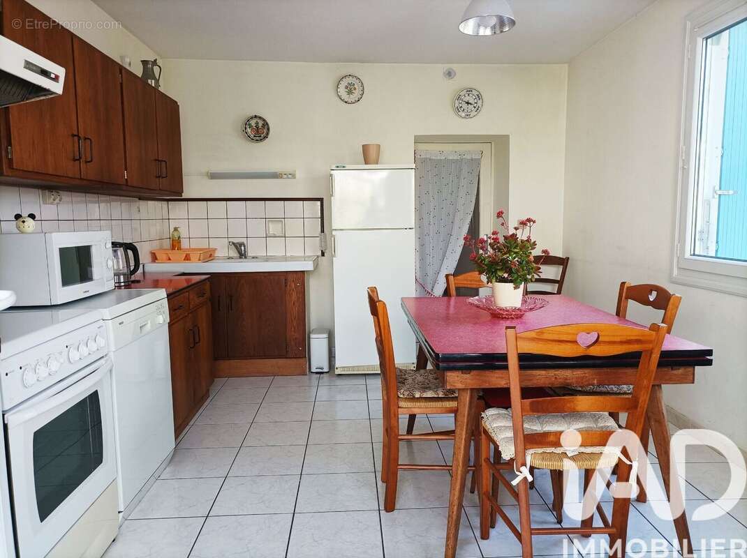 Maison 125 m² à Corme-Royal  - photo 7