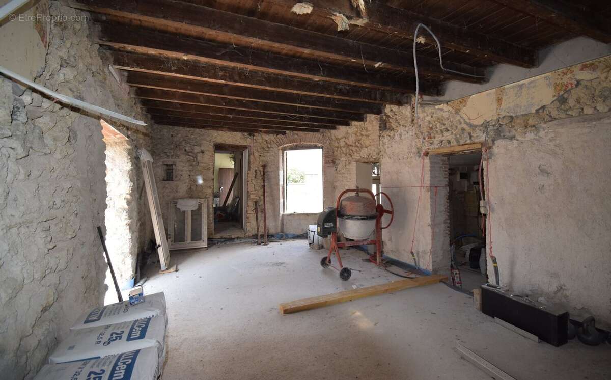 Maison à CREUZIER-LE-NEUF