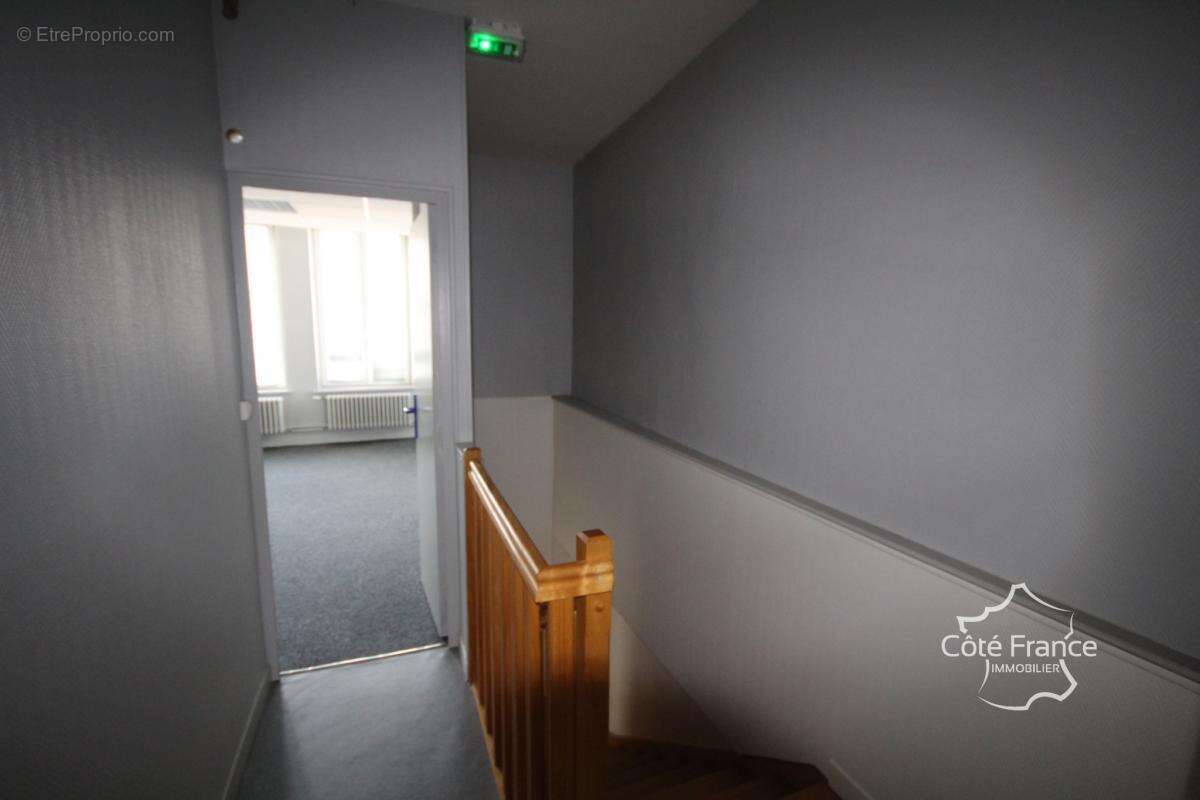 FUMAY Grand local commercial  de 218 m2 - photo 6