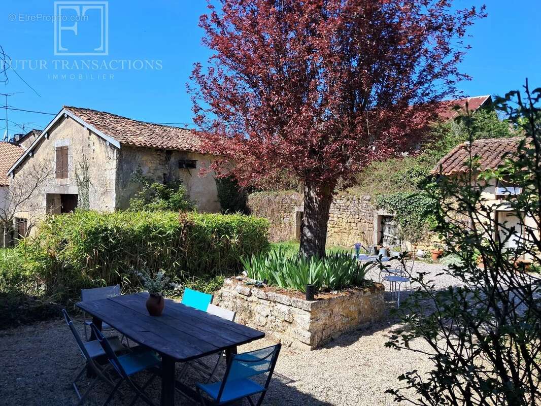 Maison à SAINT-FRONT-LA-RIVIERE