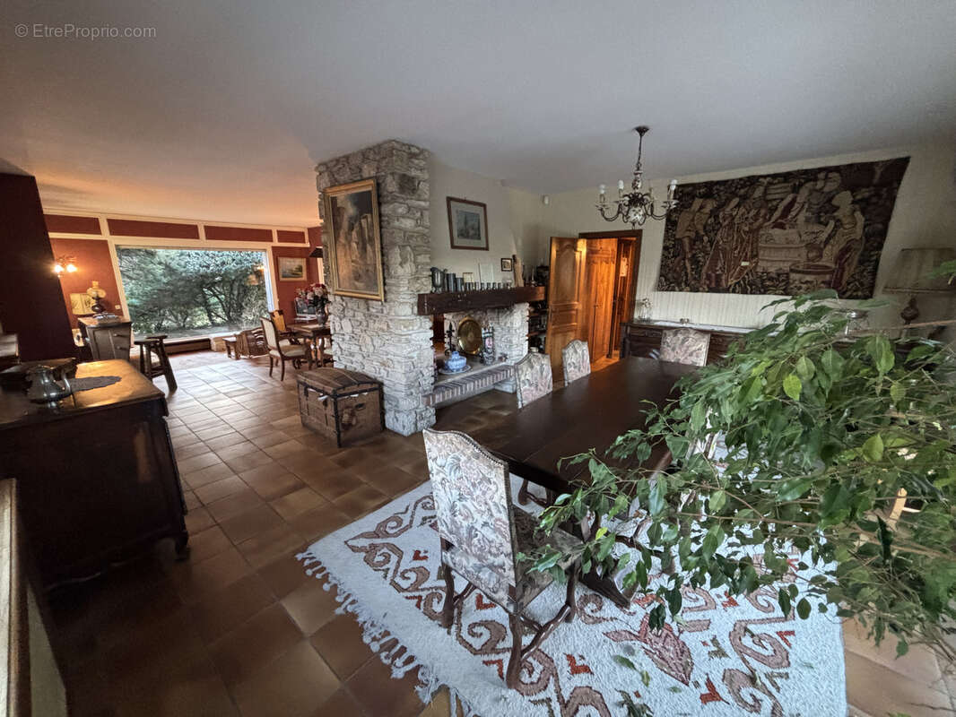 Maison à SAINTE-GENEVIEVE-DES-BOIS