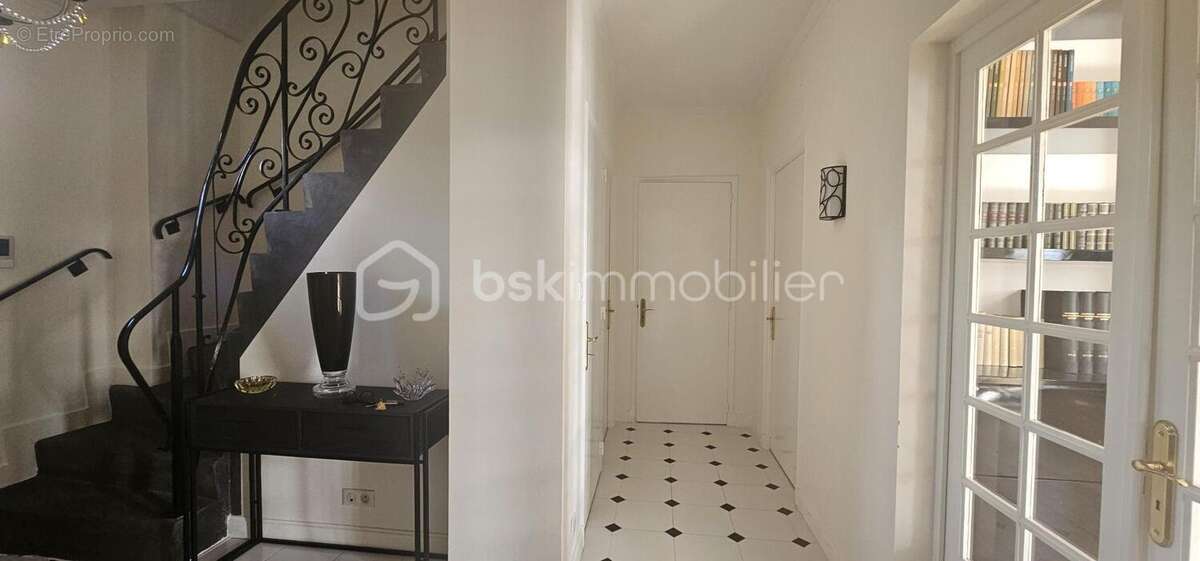Maison à SAINT-REMY-EN-ROLLAT
