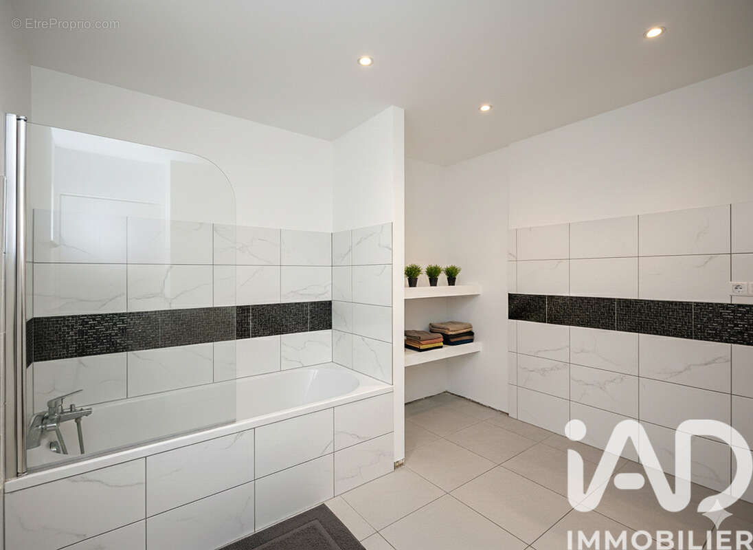 Photo 7 - Maison à LA ROCHE-CHALAIS