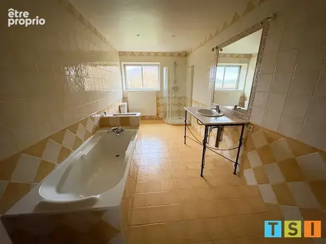 Maison avec dépendances et terrain. - photo 6