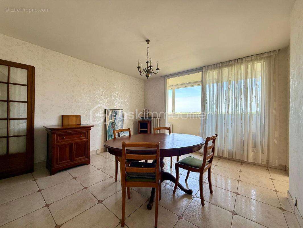 Nouveau prix pour cet appartement, Séjour lumineux, trois chambres, 6ème étage dans résidence privée, sécurisée - photo 2