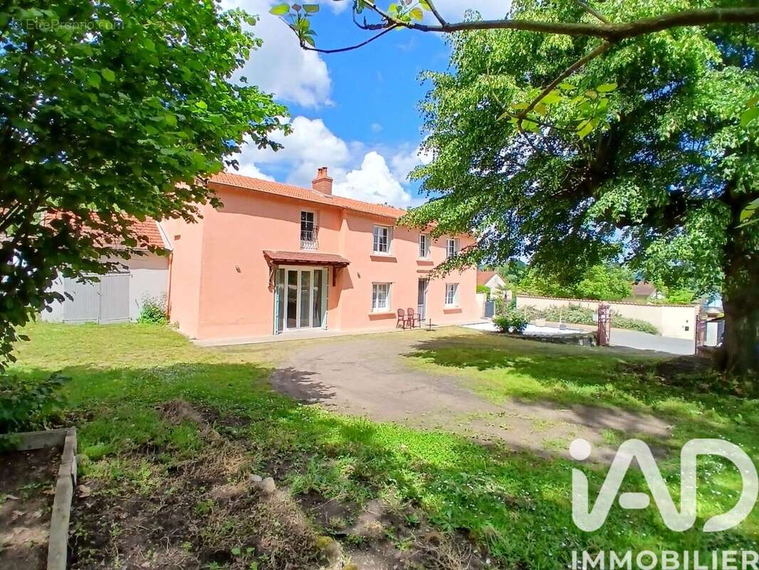 Maison 177 m² à Saint-Priest-Bramefant  - photo 2