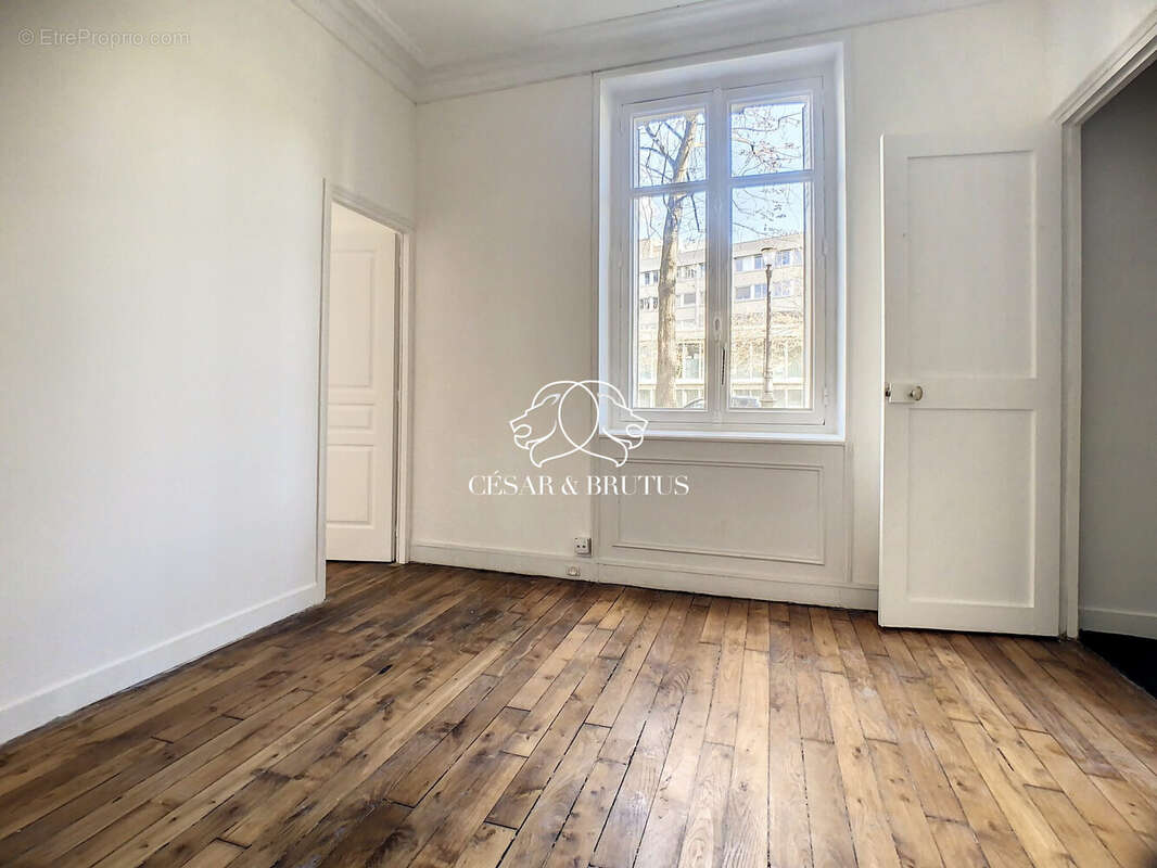 Appartement à PARIS-14E