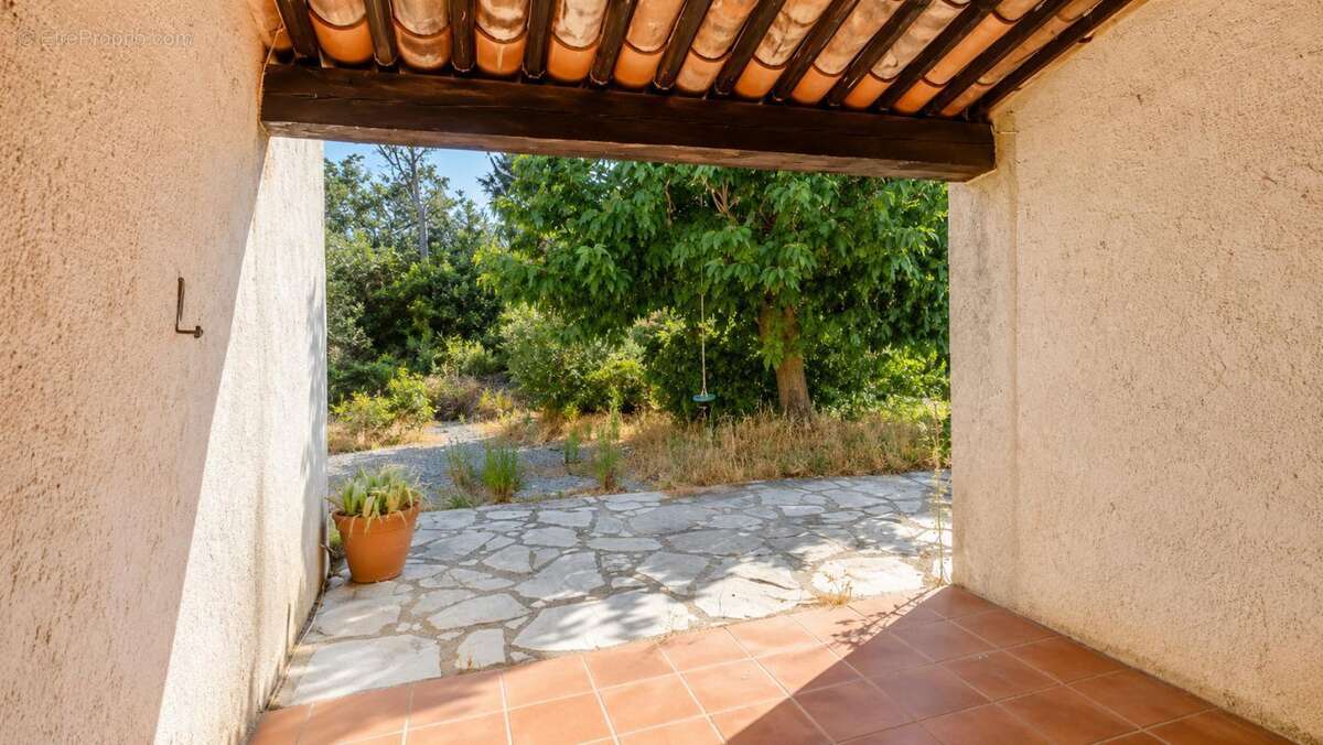 Villa 4 pieces dependances a renover valescure frejus - photo 8