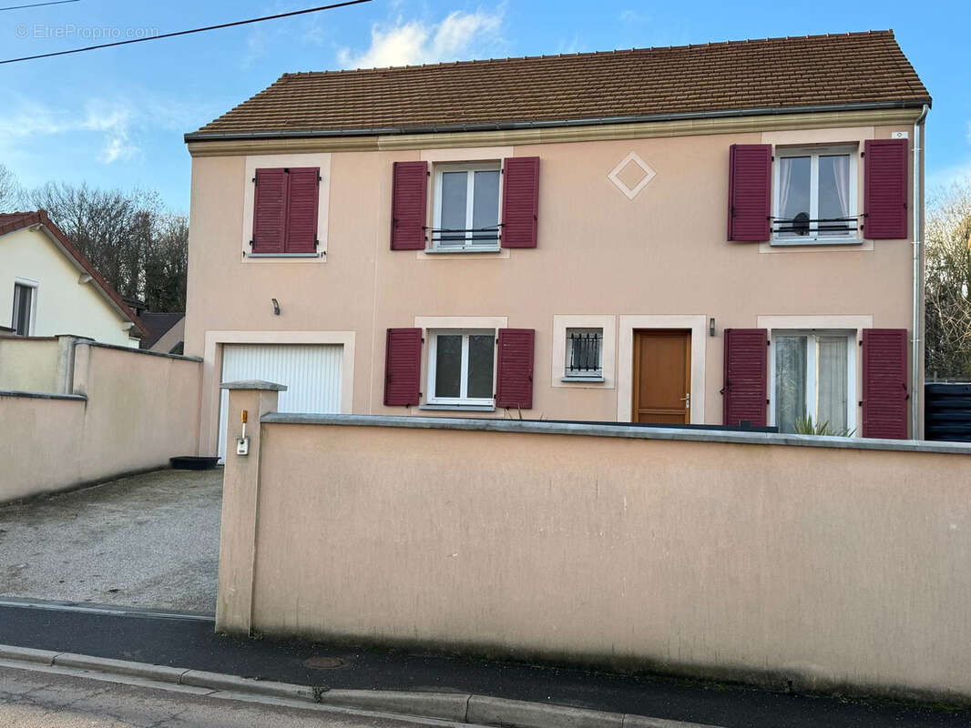 Maison à COUTEVROULT