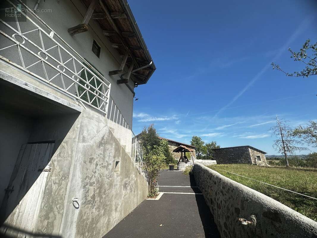 Maison en pierre, en partie rénovée, 4chambres,2 salle de bains, garage et puit  sur terrain  attenant de 5890m² - photo 19