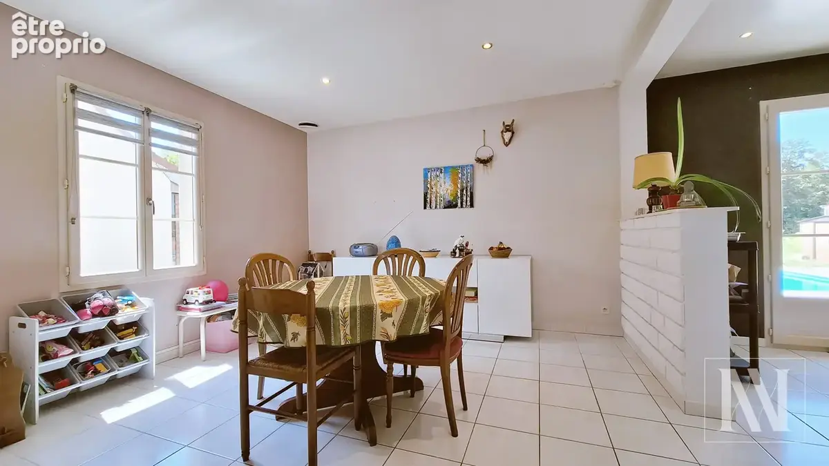 Maison de plain-pied avec piscine et terrain de 1 900 m2 en bord de ruisseau - photo 8