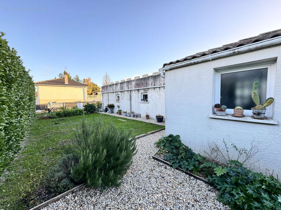 Maison à BARBEZIEUX-SAINT-HILAIRE