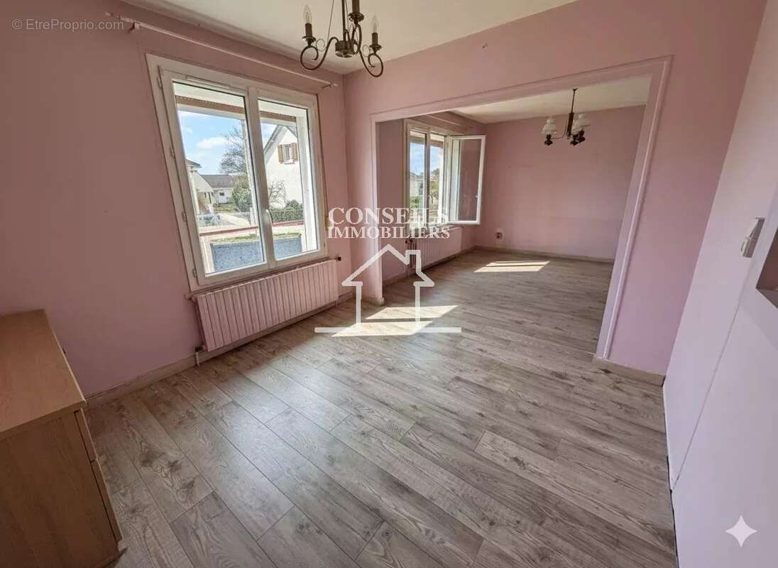 Maison à VILLENEUVE-SUR-YONNE