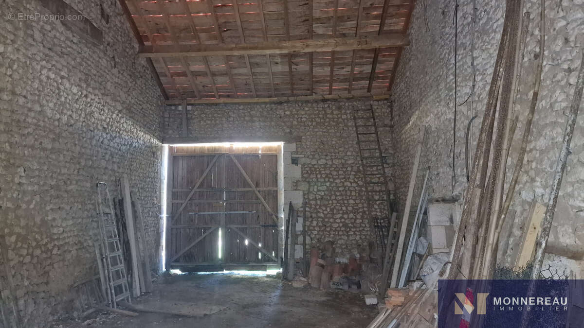 Maison à MONTMOREAU-SAINT-CYBARD