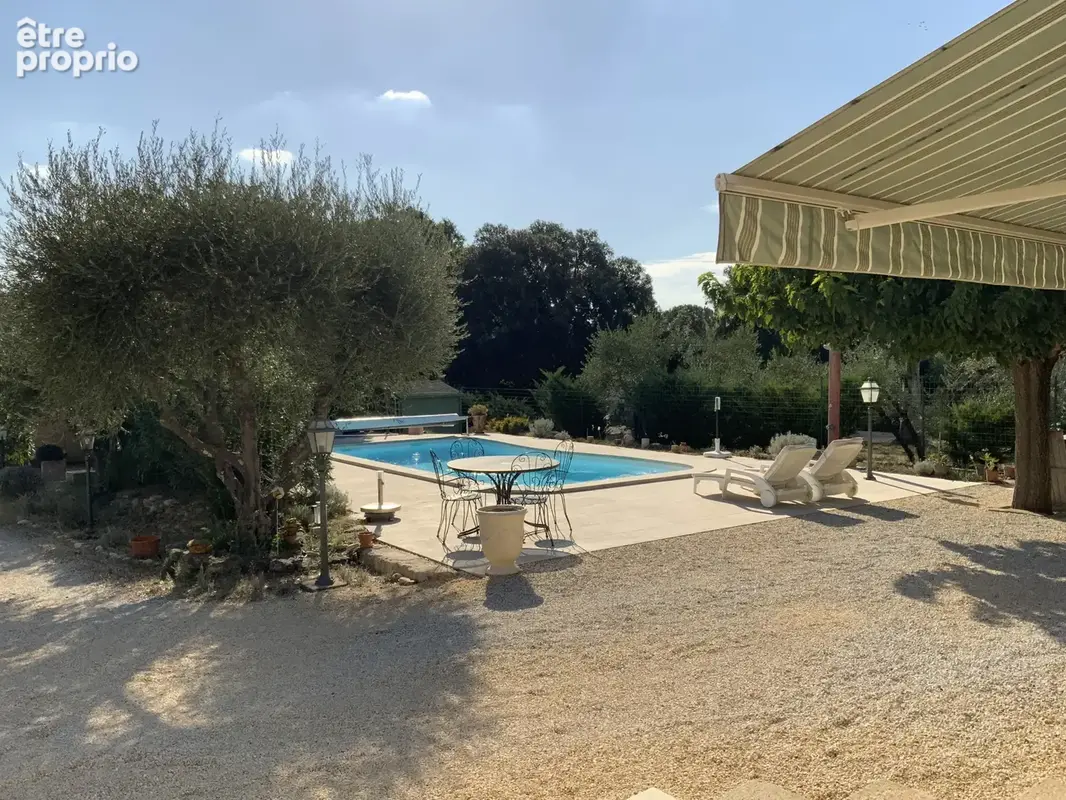 Uzès, Villa de plain pied sur terrain arboré avec piscine. - photo 11