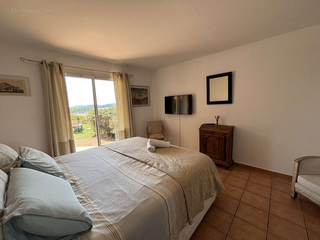 Villa de 176m2  sur 2 niveaux avec piscine et vue panoramique sur la mer et le golfe de Porto Vecchio - photo 14