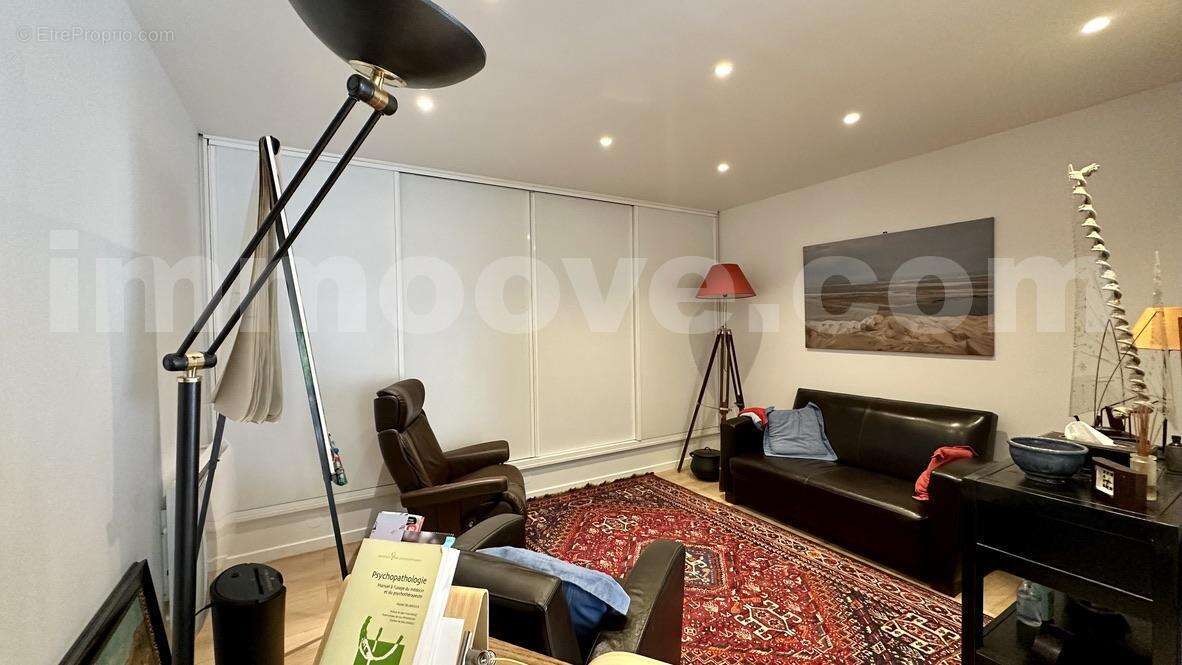 838C1862-5B79-4882-8EC3-A49CF264ECA5_1_105_c - Commerce à CHARENTON-LE-PONT