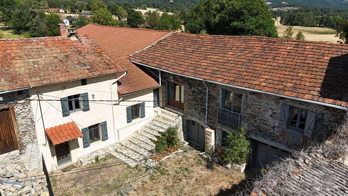 Deux maisons, un fort potentiel, à seulement 5 minutes de Retournac ! - photo 3