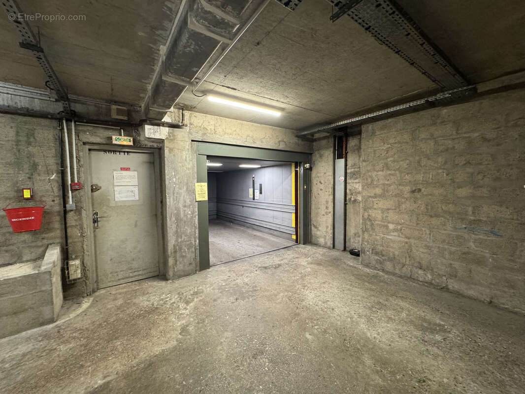 Parking à PARIS-11E