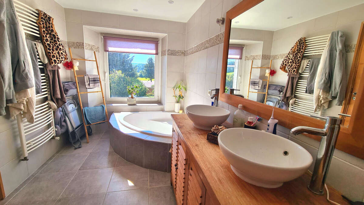 Maison à SAINT-ROMAIN-LACHALM