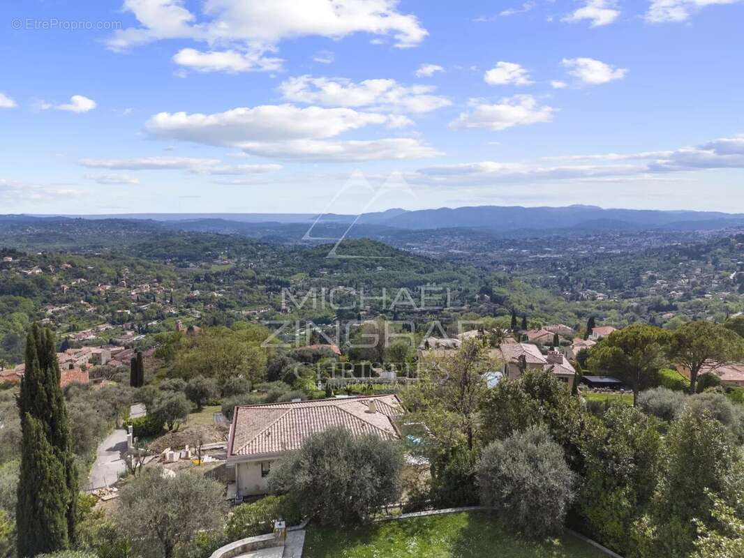Maison à CHATEAUNEUF-GRASSE
