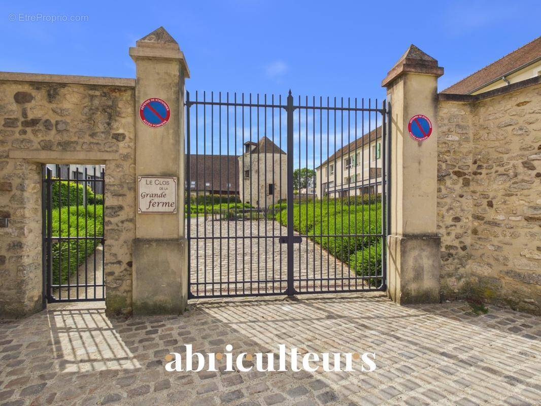 Appartement T2 au dernier étage avec vue dégagée sur le pigeonnier et les jardins – Résidence de standing à Survilliers - photo 1