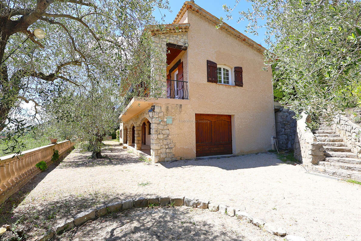 Maison Speracedes 165 m² vue mer et lac terrain 3765 m² - photo 3