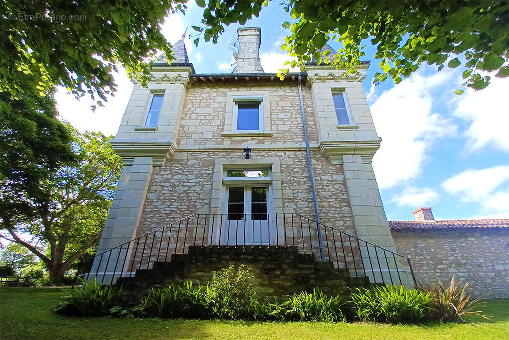 Maison à FAYE-LA-VINEUSE