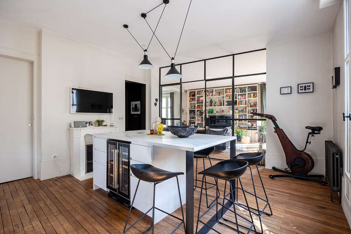 Appartement de prestige 134 m² dans un immeuble de caractère avec ascenseur et parking. - photo 8