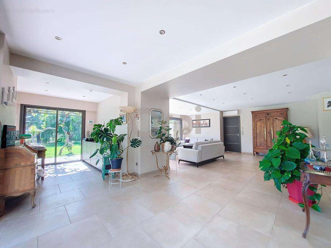 Propriété de Prestige avec Piscine spa et Terrain de tennis à Roquebrune-sur-Argens - photo 5