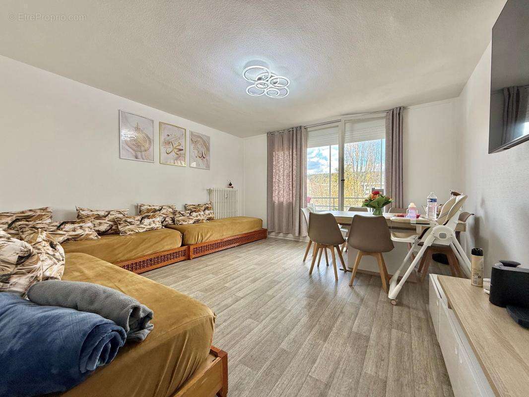 CHENÔVE – T5 de 101 m² entièrement rénové – 4 chambres – Balcons – DPE C - ascenseur - photo 2