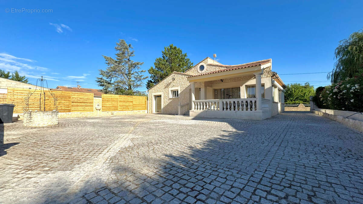 Maison à ENTRAIGUES-SUR-LA-SORGUE
