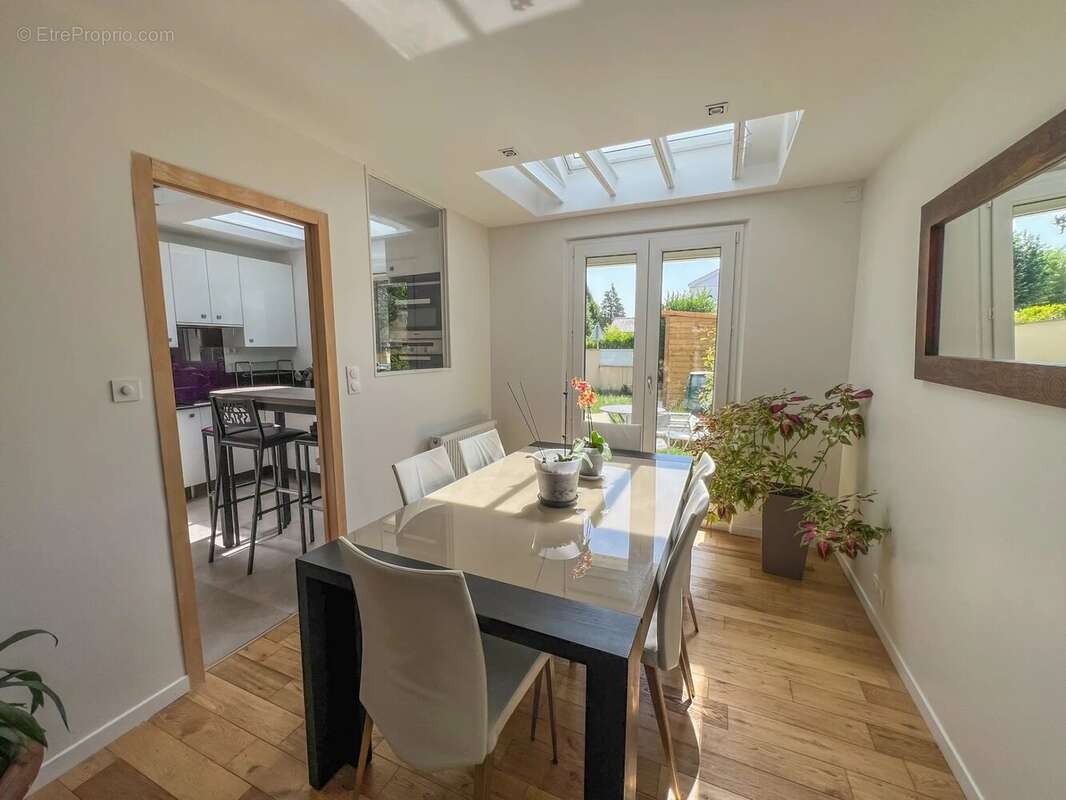 Maison à LE MESNIL-SAINT-DENIS