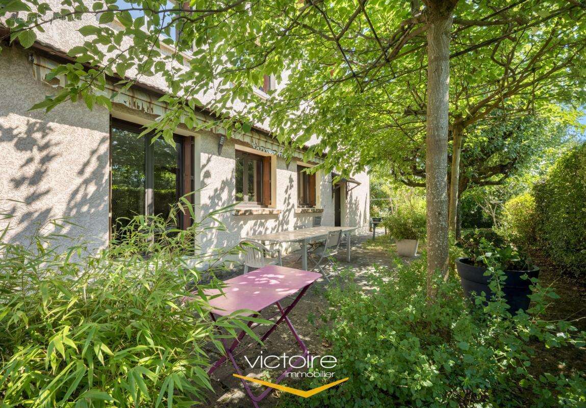 GENAS - Maison T5 avec jardin paysagé de 804 m2 avec piscine - photo 17