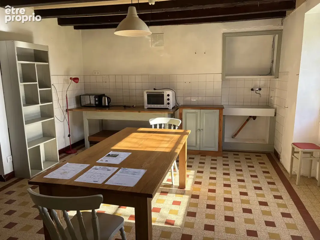 Maison traditionnelle en pierre avec jardins clos et garage/atelier. - photo 14