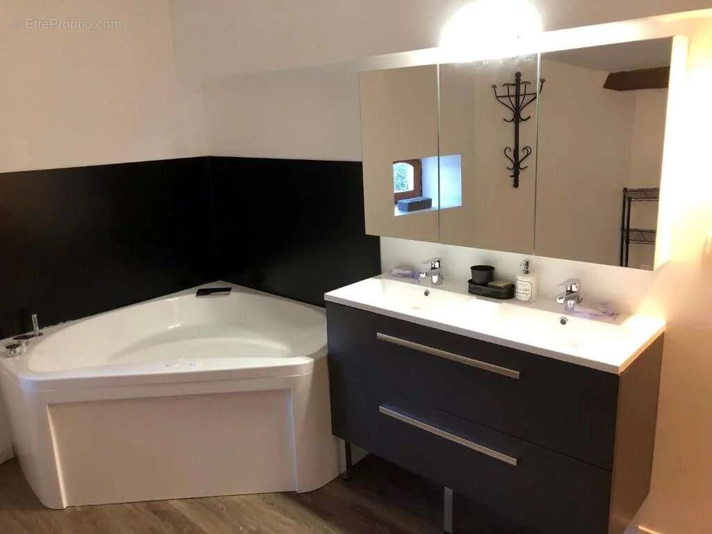 Maison à SAINT-APOLLINAIRE-DE-RIAS