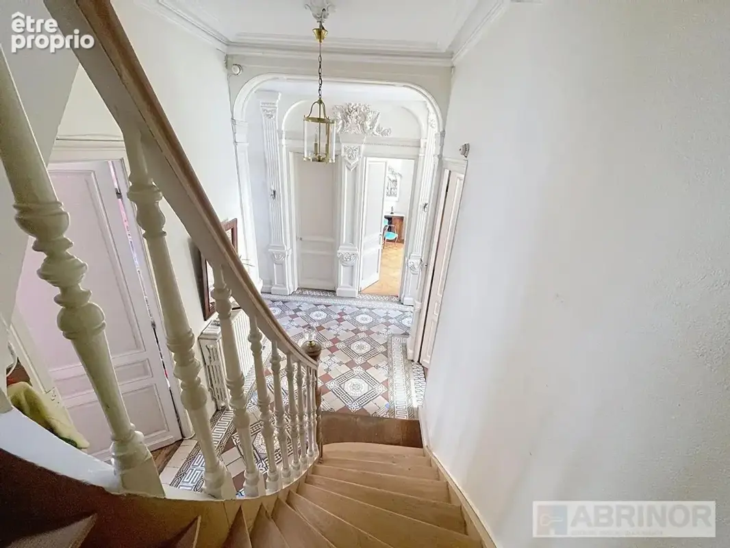 LILLE - Maison de caractère 6 chambres , 319 m² avec jardin, garage et potentiel à exploiter - photo 2